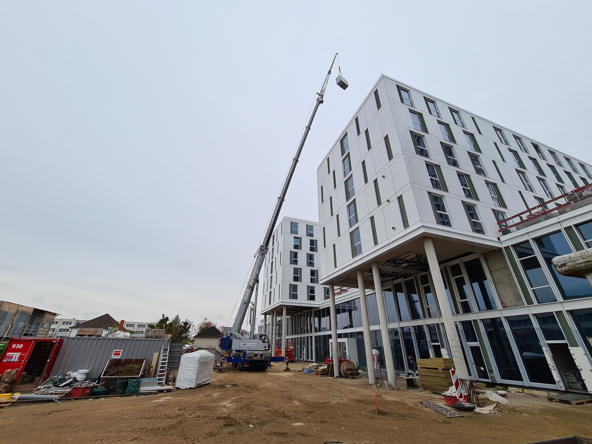 Anlieferung Kältemaschine Berliner-Haus Wolfsburg - König Projektbau